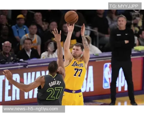 艾顿谈东契奇与里夫斯的球风对比认为前者似保罗后者如布克 艾顿谈东契奇与里夫斯的球风对比认为前者似保罗后者如布克